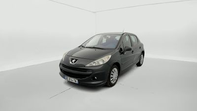 La petite voiture noire est garée dans une pièce blanche.