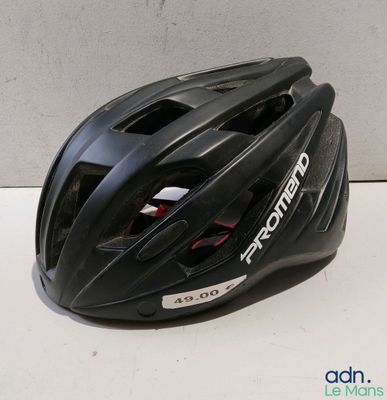 un gros plan d'un casque de vélo posé sur une table