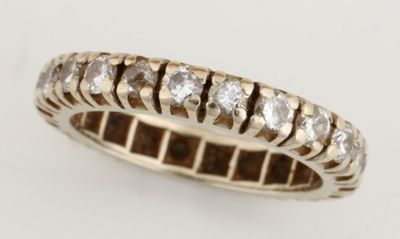 gros plan d'une bague en diamant sur une surface blanche