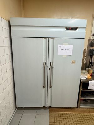 deux réfrigérateurs placés côte à côte dans une cuisine