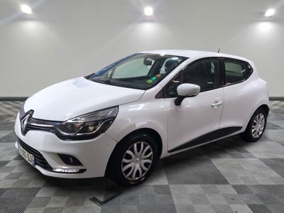 une voiture blanche est garée sur le sol à carreaux d'un garage