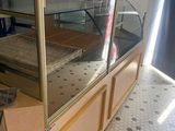 un comptoir avec une vitrine au milieu de la pièce
