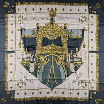 un gros plan d'une écharpe ornée d'un blason