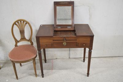 une petite table avec un miroir et une chaise