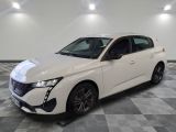 une voiture blanche garée dans une pièce au sol en damier