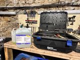 une boîte à outils noire posée sur un établi