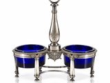 deux bols en verre bleu posés sur un socle muni d'une poignée en argent