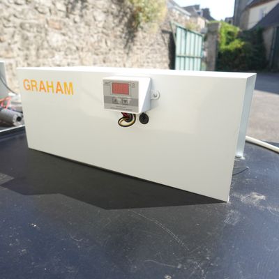 une boîte blanche posée sur une table