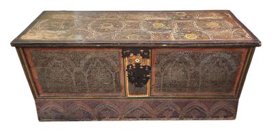 une vieille boîte en bois dont l'intérieur est orné de motifs élaborés