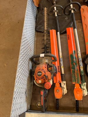 de nombreux outils qui traînent dans une boîte posée par terre