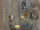 de nombreux colliers et bracelets différents disposés sur une table