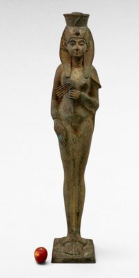 une statue égyptienne représentant une femme tenant une pomme sur fond blanc