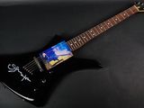 une guitare électrique avec une image au dos