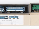 deux boîtes de petits trains posées l'une à côté de l'autre