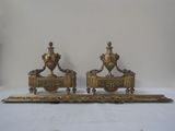 paire de bougeoirs anciens en laiton avec des urnes posées sur des socles