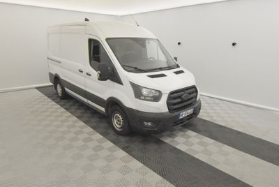 une camionnette blanche garée dans une pièce