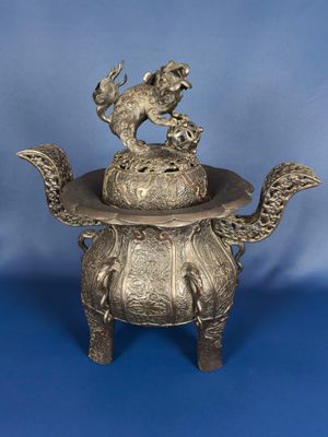 Chine Grand brûle parfum tripode en bronze le couvercle orné…