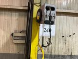 une photo d'un garage dont la porte est ouverte et sur laquelle est accrochée une pancarte