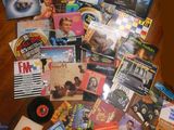 une table sur laquelle sont posés de nombreux CD