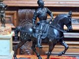 une statue représentant un homme à cheval, à côté d'une statue représentant un homme sur un cheval