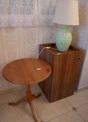 une petite table sur laquelle se trouve une lampe, à côté d'une autre lampe