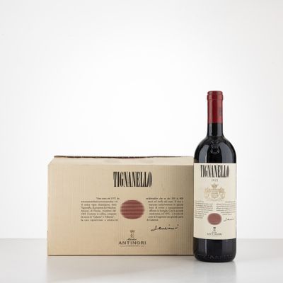 une bouteille de vin posée à côté d'un carton sur une table