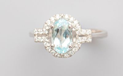 une bague ovale sertie d'une aigue-marine et de diamants, en or blanc 18 carats