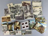 de nombreuses cartes postales anciennes et des cartes postales sur la table