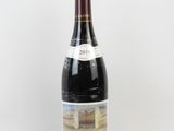une bouteille de vin posée sur une table