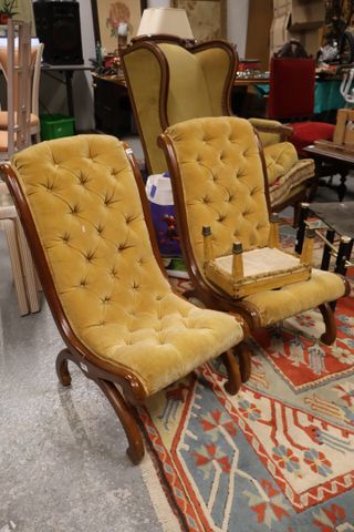 Paire de chaises relax de style Chesterfield, garni de tissu velo...