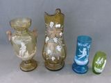 trois vases posés l'un à côté de l'autre sur une table