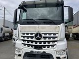 un camion blanc garé dans un parking