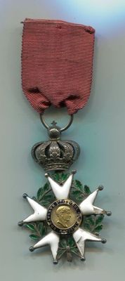une médaille ornée d'une étoile et entourée d'un ruban