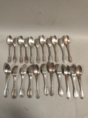 beaucoup de cuillères en argent et de cuillères à soupe sur la table