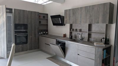 une photo d'une cuisine moderne avec une télévision à écran plat