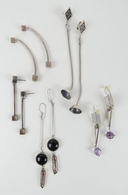 de nombreux types de cuillères, ainsi que des cuillères accrochées au mur