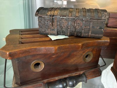 une boîte en bois posée sur une autre boîte en bois, elle-même posée sur une table
