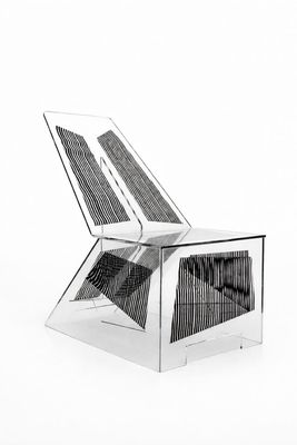 une image représentant une chaise fabriquée à partir d'un panneau solaire
