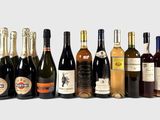 de nombreuses bouteilles de vin alignées