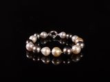 un bracelet orné de perles sur fond noir