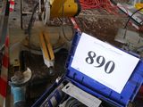 une boîte bleue sur laquelle figure un numéro, posée dans une pièce