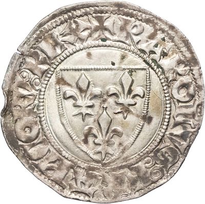 gros plan d'une pièce de monnaie en argent sur fond blanc