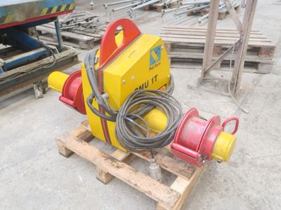 une borne d'incendie jaune et rouge posée sur une palette