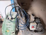 une machine posée sur le sol du garage