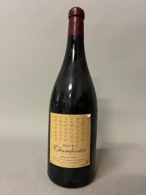 l'image d'une bouteille de vin posée sur une table