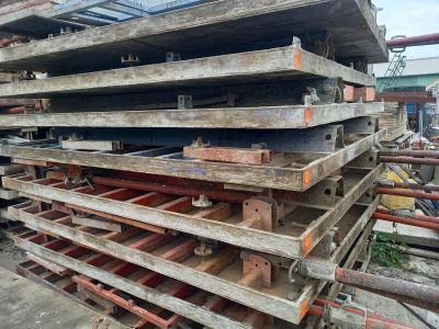 de nombreuses palettes en bois empilées les unes sur les autres
