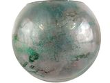 un vase en verre orné d'un motif vert et blanc