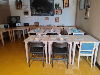 SUR DÉSIGNATION 21 tables et 19 chaises dépareillées