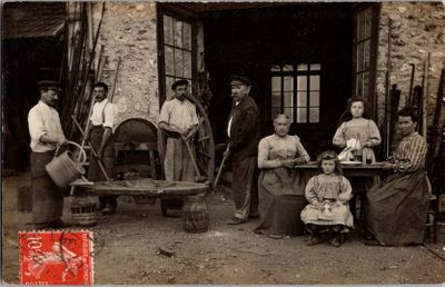 un groupe de personnes qui se trouvent devant un immeuble
