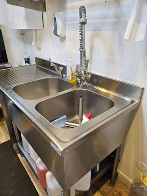 un évier de cuisine avec un robinet posé sur le plan de travail